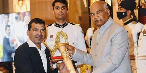 ಪದ್ಮಶ್ರೀ ಸ್ವೀಕರಿಸುತ್ತಿರುವ ವೀರೇಂದ್ರ ಸಿಂಗ್ ಯಾದವ್