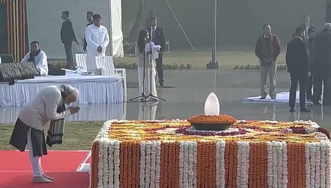 ಅಟಲ್ ಬಿಹಾರಿ ಅವರ ಸ್ಮಾರಕಕ್ಕೆ ನಮನ ಸಲ್ಲಿಸುತ್ತಿರುವ ಪ್ರಧಾನಿ ಮೋದಿ.