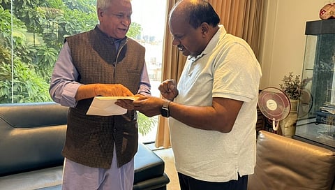 ಆಹ್ವಾನ ಪತ್ರ ಸ್ವೀಕರಿಸಿದ ಹೆಚ್'ಡಿ.ಕುಮಾರಸ್ವಾಮಿ.