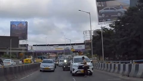 ಚಾಲಕನನ್ನು ಕಾರಿನಿಂದ ತಳ್ಳಿಕೊಂಡು ಹೋಗುತ್ತಿರುವ ಚಾಲಕ.
