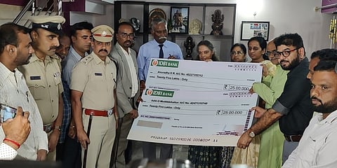 ಹುತಾತ್ಮ ಯೋಧ ಪ್ರಾಂಜಲ್ ಕುಟುಂಬಕ್ಕೆ 50 ಲಕ್ಷ ರೂ. ಚೆಕ್ ಹಸ್ತಾಂತರ