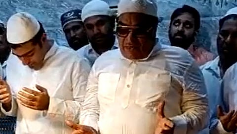 ದರ್ಗಾದಲ್ಲಿ ಪ್ರಾರ್ಥನೆ ಸಲ್ಲಿಸುತ್ತಿರುವ ಸಿಎಂ ಇಬ್ರಾಹಿಂ.