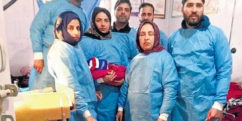 ವಾಟ್ಸ್ ಆಪ್ ಆಡಿಯೋ ಕರೆ ಮೂಲಕ ವೈದ್ಯರ ಮಾರ್ಗದರ್ಶನದಲ್ಲಿ ಮಹಿಳೆಗೆ ಹೆರಿಗೆ