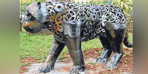 ಲೋಹ ತ್ಯಾಜ್ಯಗಳಿಂದ ವಿಶಿಷ್ಟ ಕಲಾಕೃತಿ