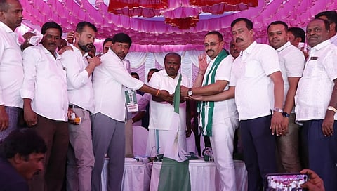 ಬೆಂಗಳೂರಿನ ಜೆಪಿ ಭವನದಲ್ಲಿ ಮಾಜಿ ಮುಖ್ಯಮಂತ್ರಿ ಶ್ರೀ ಹೆಚ್ ಡಿ ಕುಮಾರಸ್ವಾಮಿ ಅವರ ನೇತೃತ್ವದಲ್ಲಿ ಶ್ರೀ ಎಸ್.ಎಲ್. ಘೋಟೇಕರ್, ಶ್ರೀ ವೀರಭದ್ರಪ್ಪ ಹಾಲರವಿ ಹಾಗು ಶ್ರೀ ಹರೀಶ್ ಗೌಡ ಅವರು ಬಿಜೆಪಿ ಮತ್ತು ಕಾಂಗ್ರೆಸ್ ಪಕ್ಷವನ್ನು ತೊರೆದು ಅಧಿಕೃತವಾಗಿ ಜಾತ್ಯತೀತ ಜನತಾದಳ ಪಕ್ಷ ಸೇರ್ಪಡೆಗೊಂಡರು.