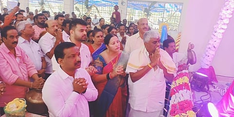 ದೇವಸ್ಥಾನದಲ್ಲಿ ಪ್ರಾರ್ಥನೆ ಸಲ್ಲಿಸಿದ ಹೆಚ್ ಡಿ ರೇವಣ್ಣ ಕುಟುಂಬ