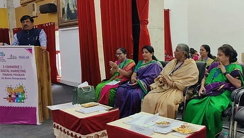 ಕಲ್ಬುರ್ಗಿಯಲ್ಲಿ ನಡೆದ ಇ - ಕಾಮರ್ಸ್ ಡಿಜಿಟಲ್ ಮಾರ್ಕೆಟಿಂಗ್ ತರಬೇತಿ ಕಾರ್ಯಕ್ರಮದಲ್ಲಿ ಭಾಗವಹಿಸಿ ಮಾತನಾಡುತ್ತಿರುವ ಸಚಿವ ನಿರಾಣಿ.