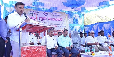 ಹಳೇಹಳ್ಳಿಯಲ್ಲಿ ಸೋಮವಾರ ಆಯೋಜಿಸಿದ್ದ ಗ್ರಾಮಸಭೆಯಲ್ಲಿ ಮಾತನಾಡುತ್ತಿರುವ ಸಚಿವ ಡಾ.ಕೆ.ಸುಧಾಕರ್.