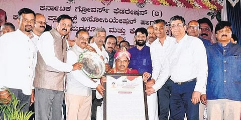 ಭಾನುವಾರ ಚಿಕ್ಕಮಗಳೂರಿನಲ್ಲಿ ಕಂದಾಯ ಸಚಿವ ಆರ್.ಅಶೋಕ ಅವರನ್ನು ಸನ್ಮಾನಿಸಲಾಯಿತು.