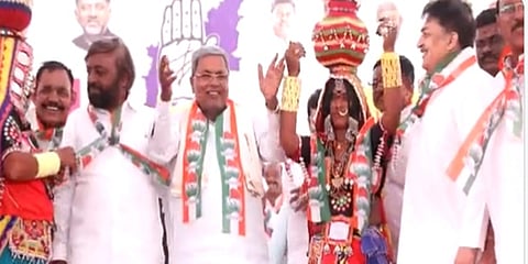 ಸಿದ್ದರಾಮಯ್ಯ ಡ್ಯಾನ್ಸ್ ಮಾಡುತ್ತಿರುವ ಚಿತ್ರ