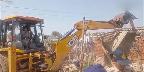 ಆರೋಪಿ ಮನೆ ಕೆಡವಿದ ಮಹಿಳಾ ಪೊಲೀಸ್ ಅಧಿಕಾರಿಗಳು