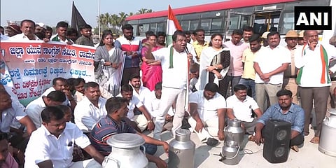 ರಾಮನಗರ ಜಿಲ್ಲೆಯ ಶೇಷಗಿರಿಹಳ್ಳಿ ಟೋಲ್ ಪ್ಲಾಜಾ ಬಳಿ ಕಾಂಗ್ರೆಸ್ ಕಾರ್ಯಕರ್ತರಿಂದ ಪ್ರತಿಭಟನೆ