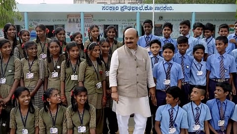 ತವರು ಕ್ಷೇತ್ರವಾದ ಶಿಗ್ಗಾಂವಿಯ ಕೋಣನಕೇರಿ ಸರ್ಕಾರಿ ಶಾಲಾ ಮಕ್ಕಳೊಂದಿಗೆ ಮುಖ್ಯಮಂತ್ರಿ ಬಸವರಾಜ ಬೊಮ್ಮಾಯಿ.