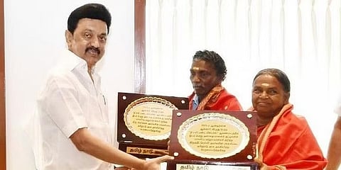 ಬೊಮ್ಮನ್-ಬೆಳ್ಳಿ ದಂಪತಿಗೆ ಸನ್ಮಾನ ಮಾಡುತ್ತಿರುವ ತಮಿಳುನಾಡು ಸಿಎಂ ಎಂಕೆ ಸ್ಟ್ಯಾಲಿನ್