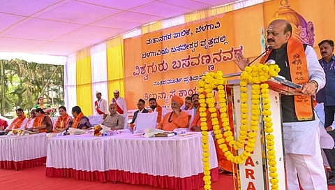 ಬೆಳಗಾವಿಯಲ್ಲಿ ಬುಧವಾರ ನಡೆದ ಶ್ರೀ ಬಸವೇಶ್ವರರ ನೂತನ ಪ್ರತಿಮೆ ಸ್ಥಾಪನೆಗೆ ಶಾಸಕ ಅಭಯ ಪಾಟೀಲ ಹಾಗೂ ಸಿಎಂ ಬೊಮ್ಮಾಯಿ ಅವರು ಭೂಮಿಪೂಜೆ ನೆರವೇರಿಸಿದರು.