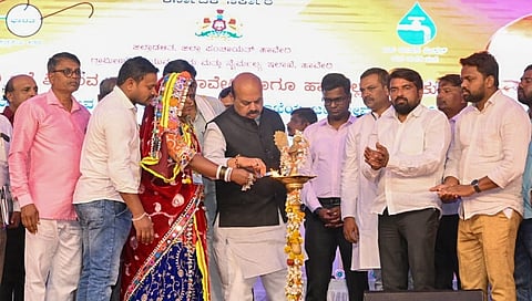 ಬುಧವಾರ ರಾಮದುರ್ಗದಲ್ಲಿ ಮುಖ್ಯಮಂತ್ರಿ ಬಸವರಾಜ ಬೊಮ್ಮಾಯಿ ಫಲಾನುಭವಿಗಳಿಗೆ ಹಕ್ಕುಪತ್ರ ವಿತರಿಸಿದರು.