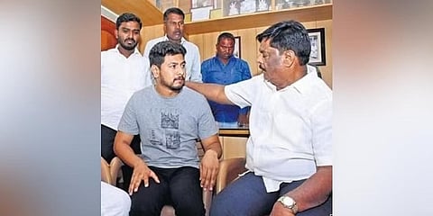 ಧ್ರುವನಾರಾಯಣ ಪುತ್ರ ದರ್ಶನ್ ಧ್ರುವನಾರಾಯಣಗೆ ಹೆಚ್ ಸಿ ಮಹದೇವಪ್ಪ ಸಾಂತ್ವನ ಹೇಳುತ್ತಿರುವುದು