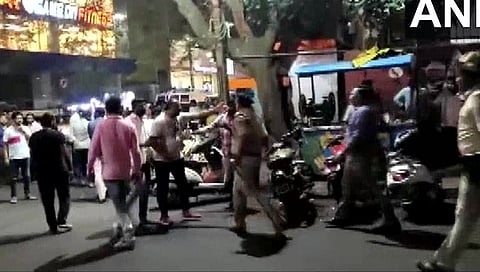 ಕಾಂಗ್ರೆಸ್-ಬಿಜೆಪಿ ಕಾರ್ಯಕರ್ತರ ನಡುವೆ ಮಾರಾಮಾರಿ ನಡೆಯುತ್ತಿರುವುದು.