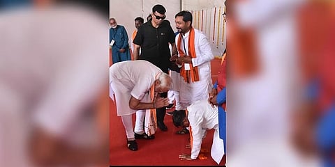 ಮಂಡಿಯೂರಿದ ಚೇತನ್ ರಾವ್ ಅವರಿಗೆ ನಮಸ್ಕರಿಸಿದ ಪ್ರಧಾನಿ ಮೋದಿ.