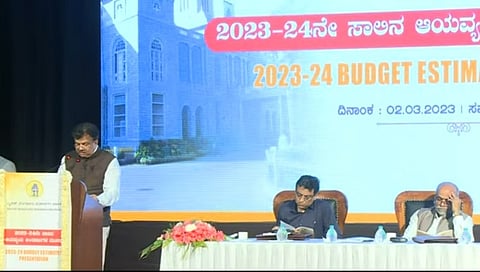 ಪ್ರಸಕ್ತ ಸಾಲಿನ ಬಿಬಿಎಂಪಿ ಬಜೆಟ್ ಮಂಡಿಸುತ್ತಿರುವ ಬಿಬಿಎಂಪಿ ಹಣಕಾಸು ವಿಭಾಗದ ವಿಶೇಷ ಆಯುಕ್ತ ಜಯರಾಂ ರಾಯ್ಪುರ.