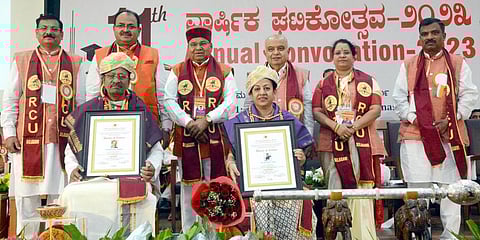 ಸುರೇಶ್ ಅಂಗಡಿ ಪರವಾಗಿ ಗೌರವ ಡಾಕ್ಟರೇಟ್ ಸ್ವೀಕರಿಸಿದ ಪತ್ನಿ ಮಂಗಳಾ