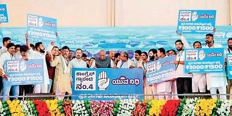 ಪಕ್ಷದ ನಾಲ್ಕನೇ ಚುನಾವಣಾ ಭರವಸೆಯ ಭಾಗವಾಗಿ ಪಕ್ಷದ ಅಧ್ಯಕ್ಷ ಮಲ್ಲಿಕಾರ್ಜುನ ಖರ್ಗೆ, ರಾಹುಲ್ ಗಾಂಧಿ ಸೇರಿದಂತೆ ಕಾಂಗ್ರೆಸ್ ನಾಯಕರು ಸೋಮವಾರ ಬೆಳಗಾವಿಯಲ್ಲಿ ಯುವ ನಿಧಿ ಕಾರ್ಡ್ ಬಿಡುಗಡೆ ಮಾಡಿದರು.