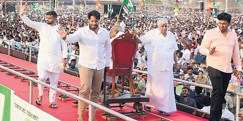 ಸಮಾವೇಶ ವೇದಿಕೆಯಲ್ಲಿ ಜೆಡಿಎಸ್ ನಾಯಕರು.