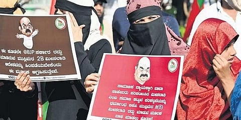 ಸೋಮವಾರ ಬೆಂಗಳೂರಿನಲ್ಲಿ ಎಸ್ಡಿಪಿಐ ಸದಸ್ಯರು ಮುಸ್ಲಿಮರಿಗೆ ನೀಡಿದ್ದ ಶೇ 4 ರಷ್ಟು ಮೀಸಲಾತಿಯನ್ನು ರದ್ದುಪಡಿಸಿದ ರಾಜ್ಯ ಸರ್ಕಾರದ ವಿರುದ್ಧ ಪ್ರತಿಭಟನೆ ನಡೆಸಿದರು.