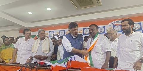 ಎಸ್ ಆರ್ ಶ್ರೀನಿವಾಸ್ ರನ್ನು ಪಕ್ಷಕ್ಕೆ ಬರಮಾಡಿಕೊಂಡ ಡಿ ಕೆ ಶಿವಕುಮಾರ್