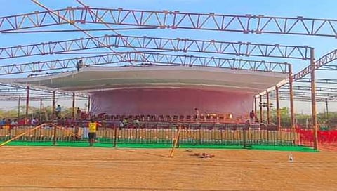 ಸಿಎಂ ಕಾರ್ಯಕ್ರಮಕ್ಕಾಗಿ ಸಜ್ಜುಗೊಂಡಿದ್ದ ವೇದಿಕೆ