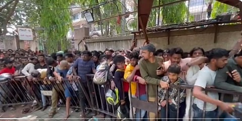 ಟಿಕೆಟ್ ಖರೀದಿಗೆ ಕ್ರಿಕೆಟ್ ಅಭಿಮಾನಿಗಳ ನೂಕುನುಗ್ಗಲು