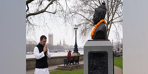 ಬಸವೇಶ್ವರರ ಪುತ್ಥಳಿಗೆ ನಮಿಸುತ್ತಿರುವ ರಾಹುಲ್ ಗಾಂಧಿ