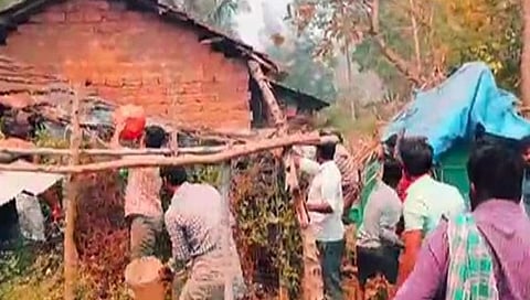 ದಲಿತರ ಮನೆಗೆ ಹಚ್ಚಿದ ಬೆಂಕಿ ನಂದಿಸುತ್ತಿರುವ ಗ್ರಾಮಸ್ಥರು