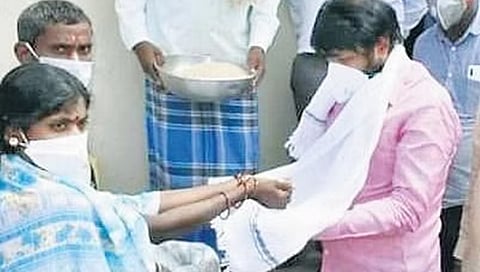 ಜನರಿಂದ ಒಂದು ರೊಟ್ಟಿ-ಒಂದು ರೂಪಾಯಿ ನಾಣ್ಯ ಪಡೆಯುತ್ತಿರುವ ಬಿಜೆಪಿ ಟಿಕೆಟ್ ಆಕಾಂಕ್ಷಿ.