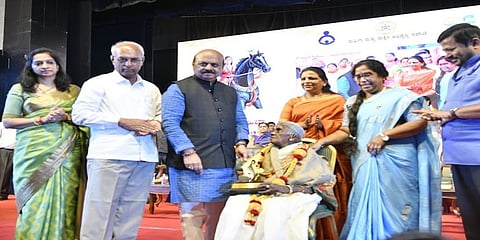ಮುಖ್ಯಮಂತ್ರಿ ಬಸವರಾಜ ಬೊಮ್ಮಾಯಿ ಅವರು ಮಹಿಳಾ ಮತ್ತು ಮಕ್ಕಳ ಅಭಿವೃದ್ಧಿ ಇಲಾಖೆಯ ವತಿಯಿಂದ ರವೀಂದ್ರ ಕಲಾಕ್ಷೇತ್ರ ಕನ್ನಡ ಭವನದಲ್ಲಿ ಆಯೋಜಿಸಿರುವ “ಅಂತಾರಾಷ್ಟ್ರೀಯ ಮಹಿಳಾ ದಿನಾಚರಣೆ” ಕಾರ್ಯಕ್ರಮ ಉದ್ಘಾಟಿಸಿ ಮತ್ತು “ಕಿತ್ತೂರು ರಾಣಿ ಚೆನ್ನಮ್ಮ ಪ್ರಶಸ್ತಿ ಪ್ರದಾನ” ಮಾಡಿದರು
