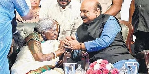 ಮುಖ್ಯಮಂತ್ರಿ ಬಸವರಾಜ ಬೊಮ್ಮಾಯಿ ಅವರು ಅಂತಾರಾಷ್ಟ್ರೀಯ ಮಹಿಳಾ ದಿನಾಚರಣೆಯನ್ನು ಉದ್ಘಾಟಿಸಿ, ಬುಧವಾರ ಬೆಂಗಳೂರಿನಲ್ಲಿ ಸಾಲುಮರದ ತಿಮ್ಮಕ್ಕ ಅವರೊಂದಿಗೆ ಸಂವಾದ ನಡೆಸಿದರು.