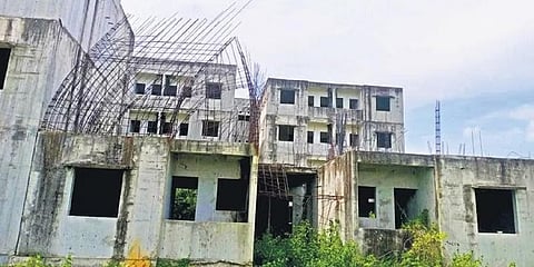 ಸ್ಥಗಿತಗೊಂಡಿರುವ ನಿರ್ಮಾಣ ಕಾರ್ಯ.