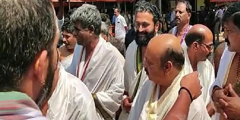 ಕೊಲ್ಲೂರು ಮೂಕಾಂಬಿಕೆ ದೇವಸ್ಥಾನದಲ್ಲಿ ಸಿಎಂ ಬೊಮ್ಮಾಯಿ ಜೊತೆಗೆ ನಟ ರಿಷಬ್ ಶೆಟ್ಟಿ