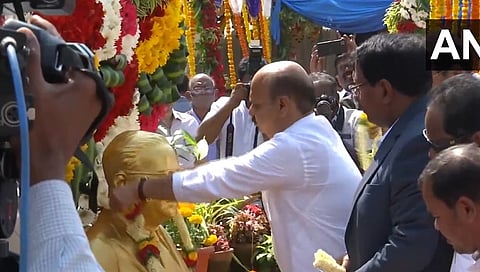 ಅಂಬೇಡ್ಕರ್ ಪುತ್ಥಳಿಗೆ ಪುಷ್ಪನಮನ ಸಲ್ಲಿಸುತ್ತಿರುವ ಸಿಎಂ ಬೊಮ್ಮಾಯಿ.