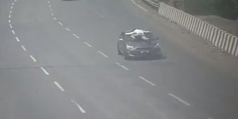 ಟ್ರಾಫಿಕ್ ಪೊಲೀಸ್ ಸಿಬ್ಬಂದಿಯನ್ನು ಕಾರಿನ ಬಾನೆಟ್ ಮೇಲೆ ಎಳೆದೊಯ್ದ ವ್ಯಕ್ತಿ