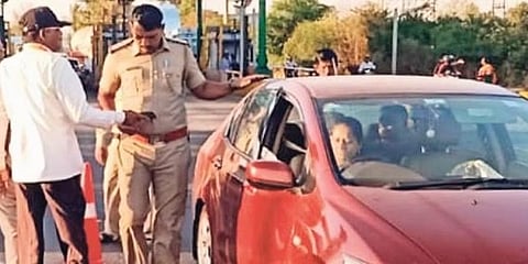 ವಾಹನಗಳ ತಪಾಸಣೆ ಚಿತ್ರ