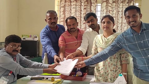 ನಾಮಪತ್ರ ಸಲ್ಲಿಸಿದ ಕಾವ್ಯ