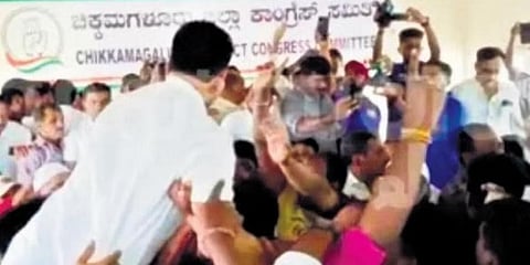 ಸಭೆಯಲ್ಲಿ ಕೈ ಕೈ ಮಿಲಾಯಿಸಿರುವ ಕಾಂಗ್ರೆಸ್ ಕಾರ್ಯಕರ್ತರು.