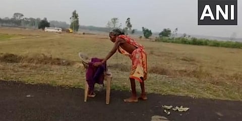ಬ್ಯಾಂಕಿನಿಂದ ಪಿಂಚಣಿ ಪಡೆಯಲು ಬರಿಗಾಲಿನಲ್ಲಿ ಕಿಲೋಮೀಟರ್ಗಟ್ಟಲೆ ನಡೆದ ಸೂರ್ಯ ಹರಿಜನ ಎಂಬ ವೃದ್ಧೆ