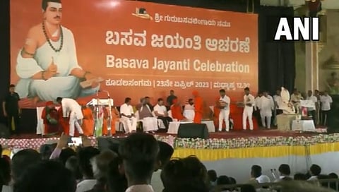 ಬಾಗಲಕೋಟೆಯಲ್ಲಿ ನಡೆಯುತ್ತಿರುವ ಜಸವ ಜಯಂತಿ ಆಚರಣಯಲ್ಲಿ ಪಾಲ್ಗೊಂಡಿರುವ ರಾಹುಲ್ ಗಾಂಧಿ ಹಾಗೂ ಕಾಂಗ್ರೆಸ್ ನಾಯಕರು.