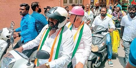 ಕೆಪಿಸಿಸಿ ಕಾರ್ಯಾಧ್ಯಕ್ಷ ರಾಮಲಿಂಗಾರೆಡ್ಡಿ ಗುರುವಾರ ಬೆಂಗಳೂರಿನಲ್ಲಿ ಪ್ರಚಾರದ ವೇಳೆ ದ್ವಿಚಕ್ರ ವಾಹನದಲ್ಲಿ ತೆರಳುತ್ತಿರುವುದು.