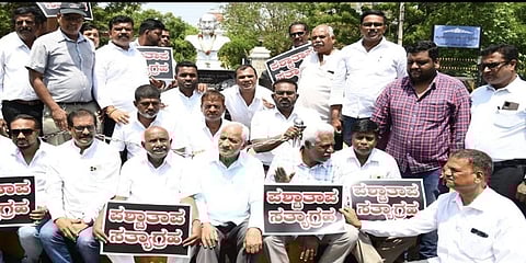 ಪಶ್ಚಾತಾಪ ಸತ್ಯಾಗ್ರಹದಲ್ಲಿ ಎಚ್.ವಿಶ್ವನಾಥ್ ಮತ್ತಿತರರು