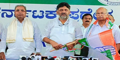 ಸಿದ್ದರಾಮಯ್ಯ, ಡಿಕೆ ಶಿವಕುಮಾರ್ ಸಮ್ಮುಖದಲ್ಲಿ ಕೈ ಹಿಡಿದ ಶಾಸಕ ಎನ್ ವೈ ಗೋಪಾಲಕೃಷ್ಣ