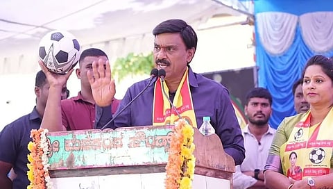ಚೆನ್ನರಾಯನಪಟ್ಟಣದಲ್ಲಿ ಶ್ರವಣಬೆಳಗೊಳ ವಿಧಾನಸಭಾ ಕ್ಷೇತ್ರದ ಅಭ್ಯರ್ಥಿಯಾದ ಪವಿತ್ರ ಜೆ.ಕೆ ಜಂಬೂರು ರವರ ನೇತೃತ್ವದಲ್ಲಿ ಬೃಹತ್ ರ್ಯಾಲಿ ಹಾಗೂ ಸಾರ್ವಜನಿಕ ಸಭೆಯಲ್ಲಿ ಮಾತನಾಡುತ್ತಿರುವ ಜನಾರ್ಧನ ರೆಡ್ಡಿ.