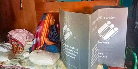 ಮತಹಕ್ಕು ಚಲಾಯಿಸುತ್ತಿರುವ ವೃದ್ಧೆ.